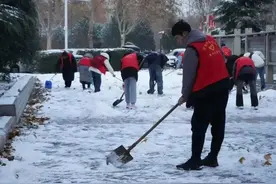 浴“雪”奋战，河南志愿者铲雪除冰保通畅图片