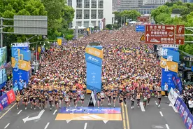 城事｜“8岁”上海半马今晨开跑，15000名跑者参与图片