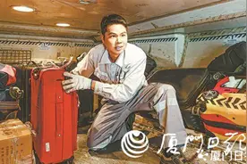 机坪行李装卸员：用心呵护游子行囊图片