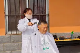 兴隆街道东安社区“夕阳红爱心理发店”：爱心义剪情暖老人心图片