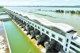 “长江干堤第一闸”套口进洪闸建成后首次迎洪挡水图片