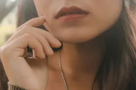 嘴唇总是干裂起皮，可能不是缺水！图片