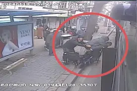 真暖！视障人士坐着轮椅乘车，公交司机背他上下车图片