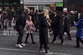 这波文化输出绝了！摔炮的风刮到了伦敦图片