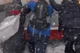哈尔滨公交陷在雪地，乘客纷纷推车，当事人：当天共推了四辆车，东北人主打的就是热心图片