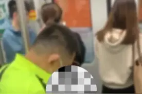 男子车厢看淫秽视频？目击者称其被带走，广州地铁：警方已介入图片