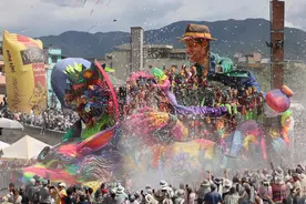 一周看天下丨哥伦比亚：“黑与白”狂欢节图片