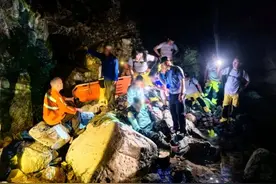 男子登山摔伤 全身多处骨折 20 余人彻夜接力救援图片
