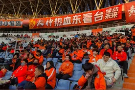 壹粉看球|全国球迷都来了！山东泰山队迎战横滨，现场座无虚席图片