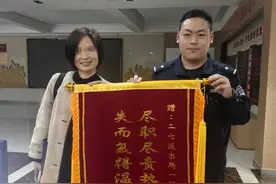 搭乘出租车不慎遗失电脑 民警智寻找回发还获锦旗图片