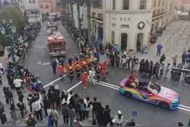 今天的环球影城花车大巡游，主角很特殊！图片