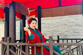 “王婆”扮演者赵梅告假一月，景区：因身体原因暂停，由他人扮演，主持风格或不同图片