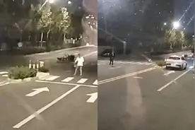 一对男女夜间站马路中间打羽毛球……网友：这是把马路当自家客厅吗？图片