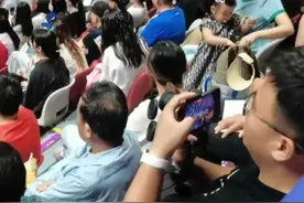 现场看比赛，还要开“八倍镜”！杭州球迷：近距离是享受图片