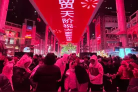 昨夜今晨的世贸天阶，祝福“霸屏”天幕穹顶图片