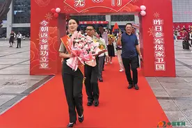 又是一年退伍季，服役期满的老兵带着军旅荣光和回忆回到家乡图片