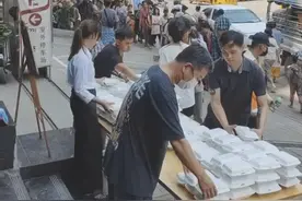 暖胃又暖心！缅甸中餐厅每天给受灾民众发盒饭，4岁小女孩独自排队让人心酸图片