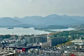 黄金地段安置房交付，能看西湖！业主想更名“恒隆府”，要卖8万+图片