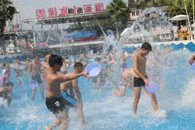重庆涪陵区：全民“撒泼”战高温，美心红酒小镇开启首届泼水节激爽迎夏图片