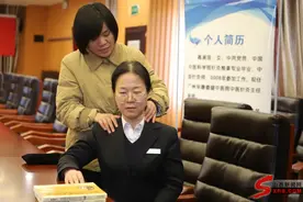 襄汾农村商业银行：中医脉诊，为职工“针”破健康谜团图片