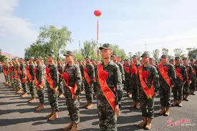 身披戎装赴军营图片