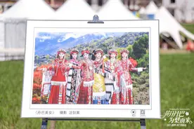 高清多图！人面梨花相映美，四川丹巴这场“梨花下的音乐会”吸引众多游客图片