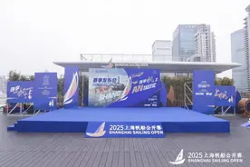 2025上海帆船公开赛下月竞帆滴水湖  “独臂船长”徐京坤旺代完赛首亮相图片