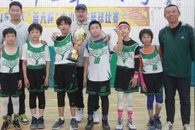 经百队杯锻炼 夺蓝天杯冠军 黑芝麻胡同小学赢下校史篮球第一冠图片