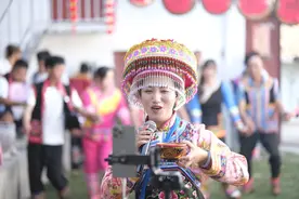 大凉山走出的彝族女歌手 回到村里办了一场“村晚”图片
