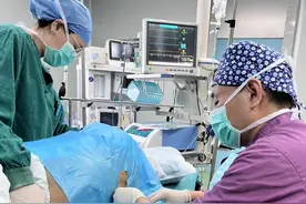 百岁老人不慎跌倒致股骨颈骨折，手术置换关节两周后拆线康复图片