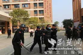 防恐演练进校园 以演促安防未然图片