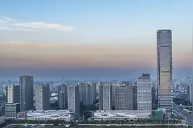 李嘉诚家族内地资产被卷进风波：东莞楼盘5折促销，上海普陀地标股权流拍图片