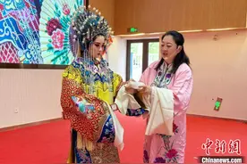 以戏传情 两岸同胞共品京剧艺术之韵图片
