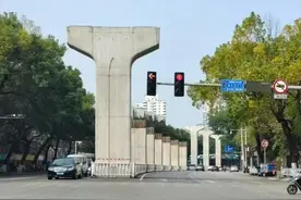 烂尾轻轨的墩柱，也是政绩工程的警示柱图片