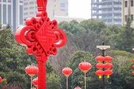 六米高“中国结”亮相人民广场，上海的迎新氛围越来越浓图片