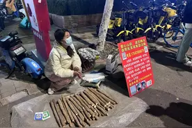 为弟弟筹医药费大二女生摆摊挣钱！德州的爱心接力让她倍感温暖图片