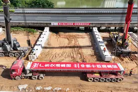 广韶高速改扩建项目（南段）全线首片预制梁顺利架设图片