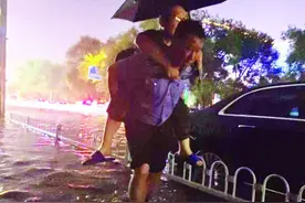 暴雨中 他们用坚守温暖了延吉图片
