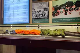这套防护服，是飞行员的“护身服”图片