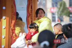 旋转木马上的欢乐童年图片