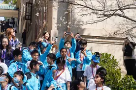 赏武大樱花、登黄鹤楼、吃热干面，百余香港师生来汉收获跨越地域的友谊图片