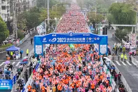 2023徐州马拉松赛激情开跑图片