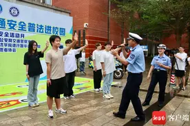 把交通安全课堂搬到户外 海口交警大型交通安全普法进校园活动首站启动图片