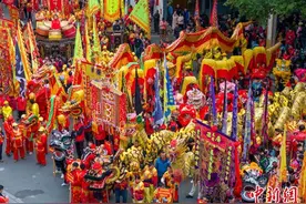 38米大金龙亮相广西藤县 龙狮巡游传递新春祝福图片