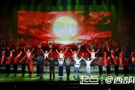 在红色主题秀里感悟延安精神 全国媒体记者观看《延安 延安》图片