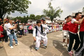 【高清组图】云南民族村欢乐打跳迎“五一”图片