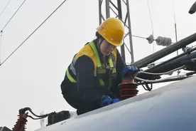 龙年的守候丨“瓷瓶姑娘”为春运火车头“搓澡” 车顶上一蹲就是大半天图片
