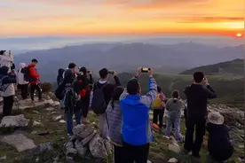 夜爬灵山，封闭景区竟成网红打卡地？记者调查图片