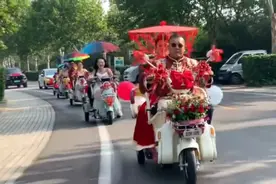 山东小伙骑电动车接新娘，有人停车围观送祝福，新人：感觉特别好图片