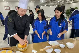 体验大学生活 这群高中生跟着大学师生学厨艺图片